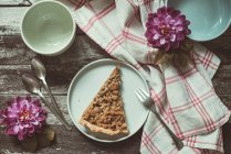 Overhead view of slice of fruit crumble pie on a table — Stock Photo