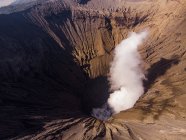 Fumaça saindo da cratera vulcânica, Mount Bromo Tengger Semeru National Park, East Java, Indonésia — Fotografia de Stock