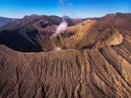Fumaça saindo da cratera vulcânica, Mount Bromo Tengger Semeru National Park, East Java, Indonésia — Fotografia de Stock