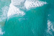 Vista aérea de un grupo de surfistas, North Stradbroke Island, Moreton Bay, Queensland, Australia - foto de stock
