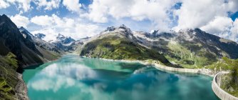 Вид згори на озеро Мусербоден і дамбу, водосховища висотної гори Капрран, Зальцбург, Австрія. — стокове фото