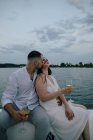 Щаслива пара сидить на яхті, цілуючись у Росії. — стокове фото