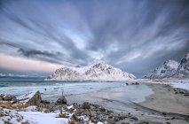 Zwei Personen am Strand von Skagsanden, Flakstad, Lofoten, Nordland, Norwegen — Stockfoto