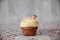 Karotten-Cupcake mit Buttercremezucker und einer Möhrendekoration — Stockfoto