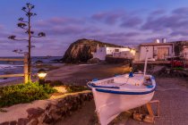 Bateau de pêche traditionnel sur la plage au coucher du soleil, village de La Isleta del Moro, Cabo de Gata, Almeria, Andalousie, Espagne — Photo de stock
