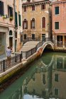Hombre tomando una foto, Venecia, Véneto, Italia - foto de stock