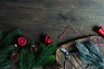 Ornements de Noël sur une table en bois — Photo de stock