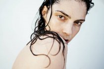 Портрет красивой молодой женщины с мокрыми волосами — стоковое фото