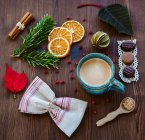 Tasse de café avec chocolats, fruits secs et décorations de Noël — Photo de stock