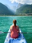 Visão traseira de uma jovem mulher de caiaque, lago Molveno, Trentino, Itália — Fotografia de Stock