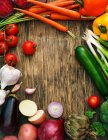 Свежие фрукты и овощи на деревянном столе — стоковое фото