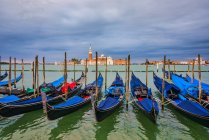 Gondole in fila in Piazza San Marco, Venezia, Veneto, Italia — Foto stock