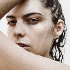 Close-up retrato de uma bela jovem com cabelo molhado — Fotografia de Stock
