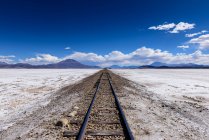 Траса поїзду через соляну площину Уюні, Альтіплано, Болівія. — стокове фото