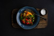 Peperoni ripieni con riso, carota e pomodoro — Foto stock