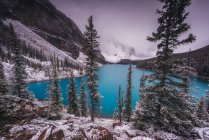Lac Moraine dans la vallée des Dix Pics, Alberta, Canada — Photo de stock