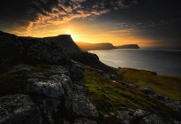 Salida del sol costero sobre la Isla de Skye, Hébridas Interiores, Escocia, Reino Unido - foto de stock