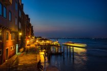 Cannaregio por la noche, Venecia, Véneto, Italia - foto de stock