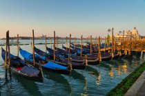 Gondoles au lever du soleil près de la place Saint-Marc, Venise, Vénétie, Italie — Photo de stock