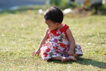 Retrato de una niña en un jardín, Indonesia - foto de stock