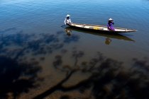 Deux femmes en vêtements traditionnels assises dans un bateau, Vietnam — Photo de stock