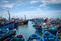 Barcos de pesca tradicionales amarrados en un puerto, Vietnam - foto de stock