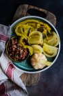 Традиционное грузинское лобио с чили и ферментированными овощами — стоковое фото