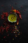 Olio, peperoncino e peperoni misti su un tavolo — Foto stock