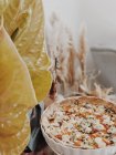 Гарбузовий і синій сирний пиріг поруч з тропічною квіткою — стокове фото