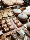 Großaufnahme von Desserts in verspiegelten Regalen — Stockfoto