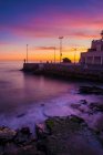 Langzeitbelichtung von Silhouette von vier Fischern bei Sonnenuntergang, The Cove Harbour, Salobrena, Granada, Andalusien, Spanien — Stockfoto