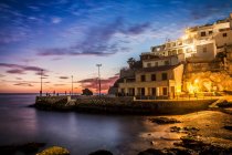 Silhouette de pêcheurs au coucher du soleil, The Cove Harbour, Salobrena, Grenade, Andalousie, Espagne — Photo de stock