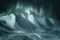 Aurora boreale sulle montagne innevate, Islanda — Foto stock