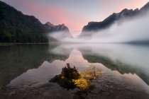 Lago di Dobbiaco, Tirol del Sur, Italia - foto de stock