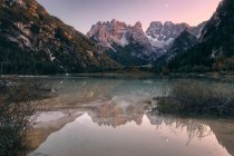 Lago di Landro ao entardecer, Tirol do Sul, Itália — Fotografia de Stock