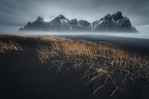 Praia de areia preta em frente a Vestrahorn, Península de Stokksnes, Sudeste da Islândia, Islândia — Fotografia de Stock