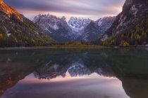 Lake Landro, Three Peaks Nature Park, South Tyrol, Alto Adige, Itália — Fotografia de Stock