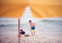 Due ragazzi che giocano sulla spiaggia in estate, Florida, USA — Foto stock