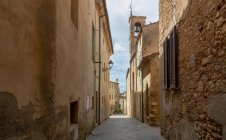 Calle a través de ciudad medieval, Bibbona, Livorno, Toscana, Italia - foto de stock