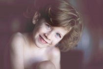 Ritratto di un ragazzo sorridente che guarda la macchina fotografica — Foto stock
