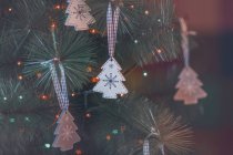 Крупним планом різдвяні прикраси, що висять на ялинці — стокове фото