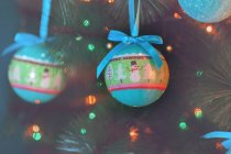 Primer plano de un adorno de Navidad colgado de un árbol de Navidad - foto de stock