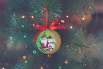 Großaufnahme einer Christbaumkugel, die am Weihnachtsbaum hängt — Stockfoto