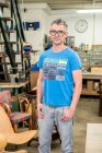Retrato de um carpinteiro em uma oficina de carpintaria de móveis, Tilburg, Noord-Brabant, Países Baixos — Fotografia de Stock