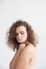 Ritratto di donna nuda con le mani che si copre il seno — Foto stock