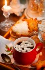Heiße Schokolade mit Marshmallow und Plätzchen zu Weihnachten — Stockfoto