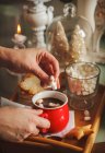 Frau legt Marshmallows zu Weihnachten in eine Tasse heiße Schokolade — Stockfoto