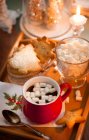 Chocolat chaud avec guimauve et biscuits à Noël — Photo de stock