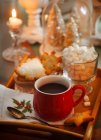 Chocolate caliente con malvavisco y galletas en Navidad - foto de stock