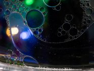 Burbujas de jabón abstractas en aceite - foto de stock